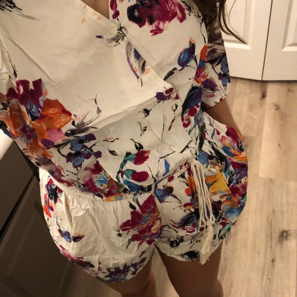 Umgee V-neck Floral Romper w/Tassel Waist - Picture 7 of 7